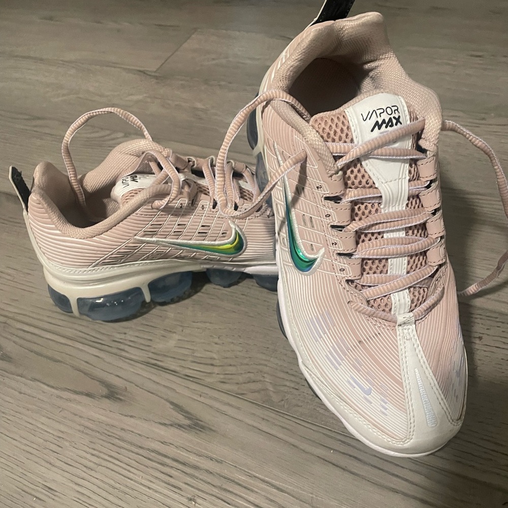 Great Condition- Nike Vapor Max in pink, size 9